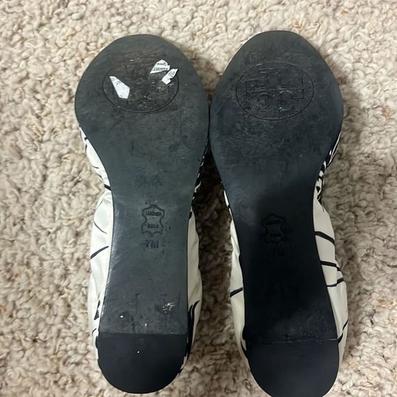 Gently used Clancy Tory Burch ballet flats in white and black size 7. - Picture 3 of 3